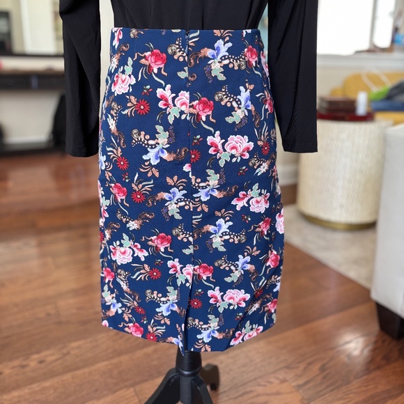Straight Skirt with Floral Print - Classic and Elegant Custom-Made. Size S - Picture 2 of 3